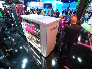 Besucherinnen und Besucher auf dem Telekom-Stand.