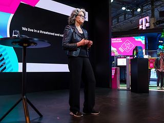 Claudia Nemat auf der Telekom Bühne für ihre Magenta Keynote.