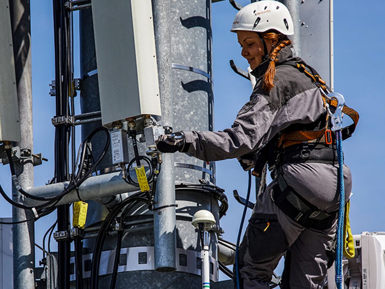 Monteurin arbeitet an einer Antenne