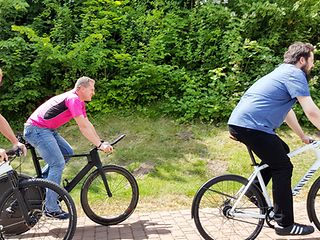 Drei Männer auf Connected Bikes.
