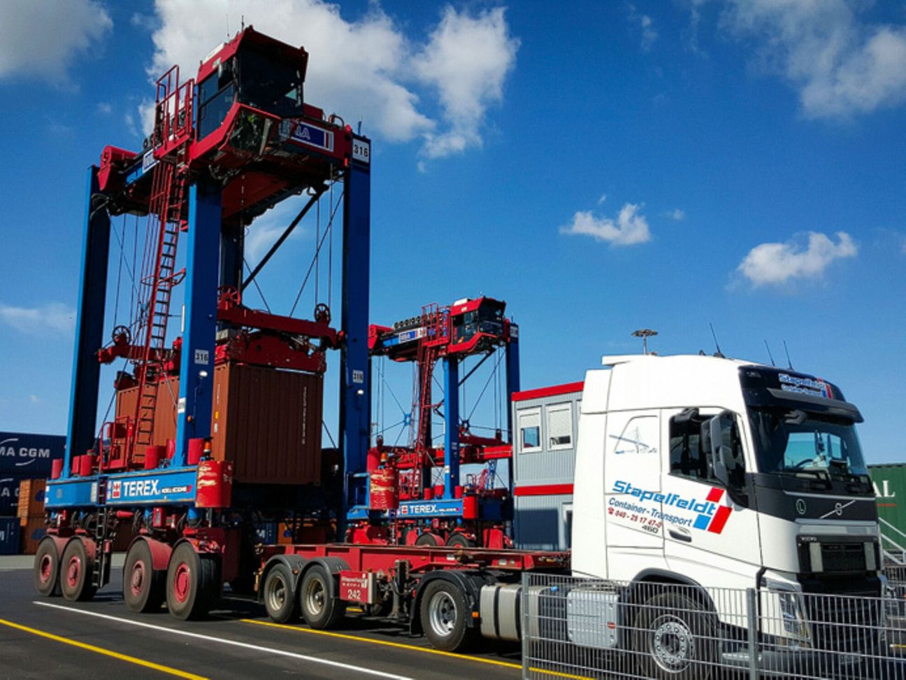 Ein Container wird auf einem Hänger platziert.