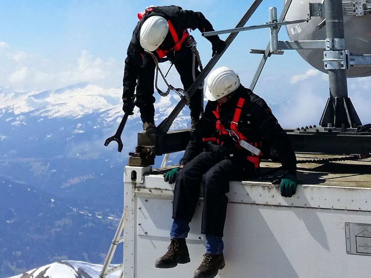 Eine Richtfunkanlage auf dem Nebelhorn wird wetterfest gemacht.