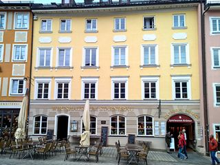 Eine Häuserfassade.