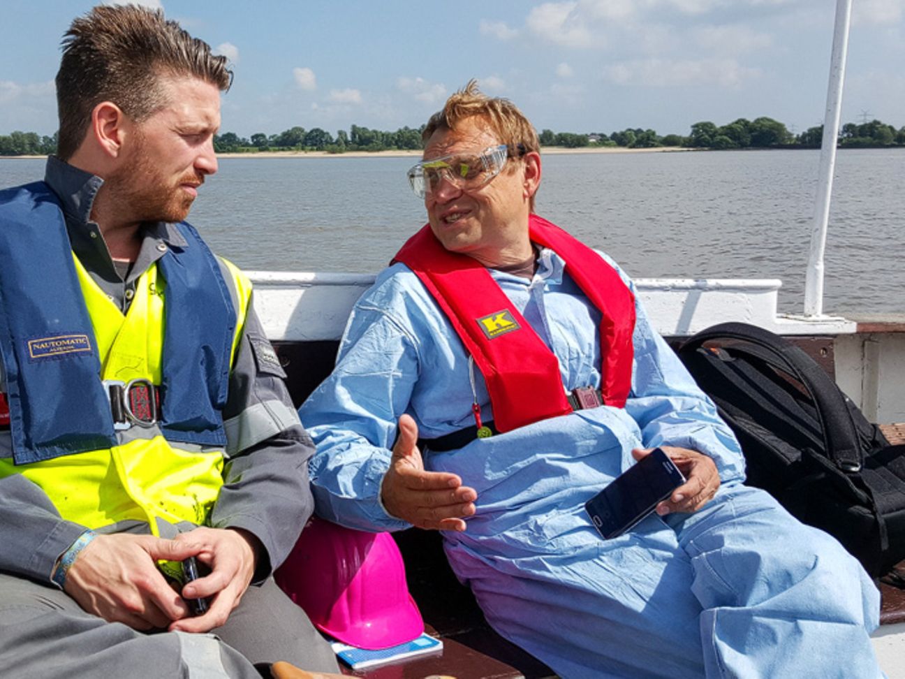 Oberbauleiter Daniel Bley (l.) im Gespräch mit ElbeBlogger Hubertus