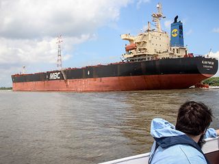 Schiff auf der Elbe 