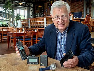 Peter Eisenach präsentiert alte und neue Mobilgeräte.