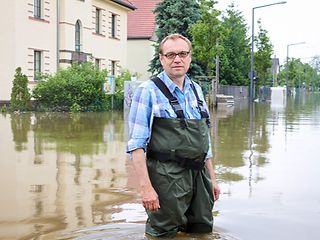 Hubertus Kischkewitz steht im Hochwasser bei Pirna im Jahr 2013.