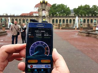 Ein Smartphone beim Geschwindigkeitstest in der Dresdner Altstadt.