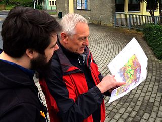 Die ElbeBlogger schauen eine Landkarte an.