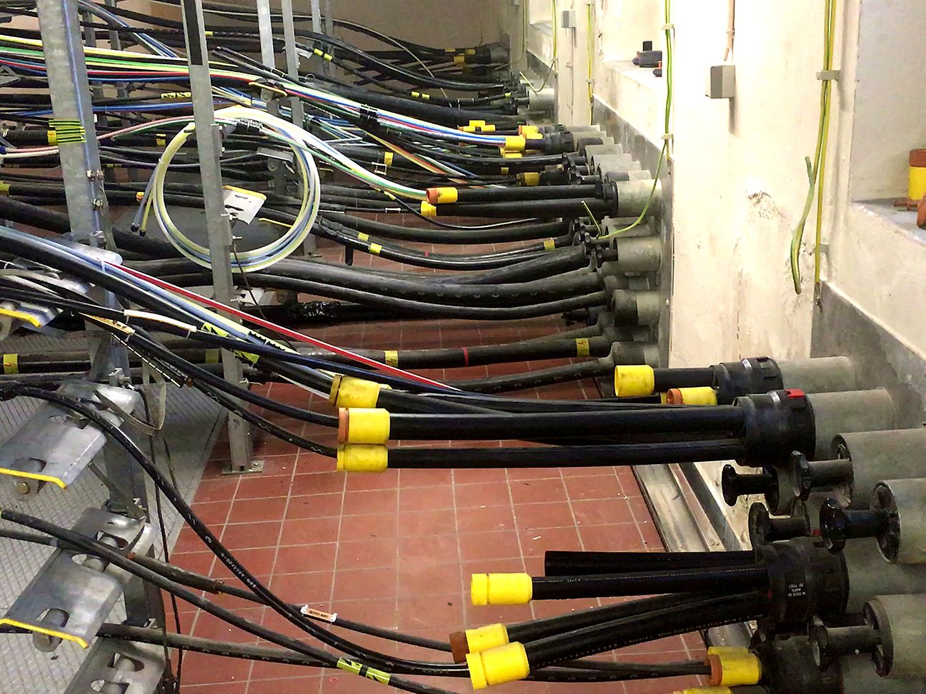 Erdkabel kommen im Keller der Betriebsstelle an.