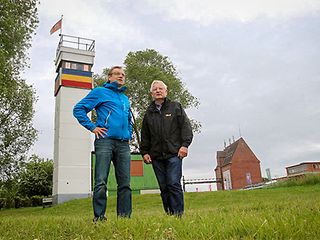 Hubterus und Peter (v.l.) stehen vor dem Grenzturm Dömitz.