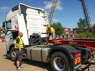 Ein Truck wird zur Beladung vorbereitet.