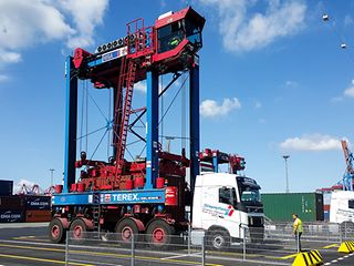 Beladung eines Trucks im Hamburger Hafen.