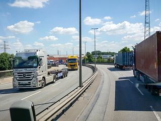 Trucks auf der Autobahn.