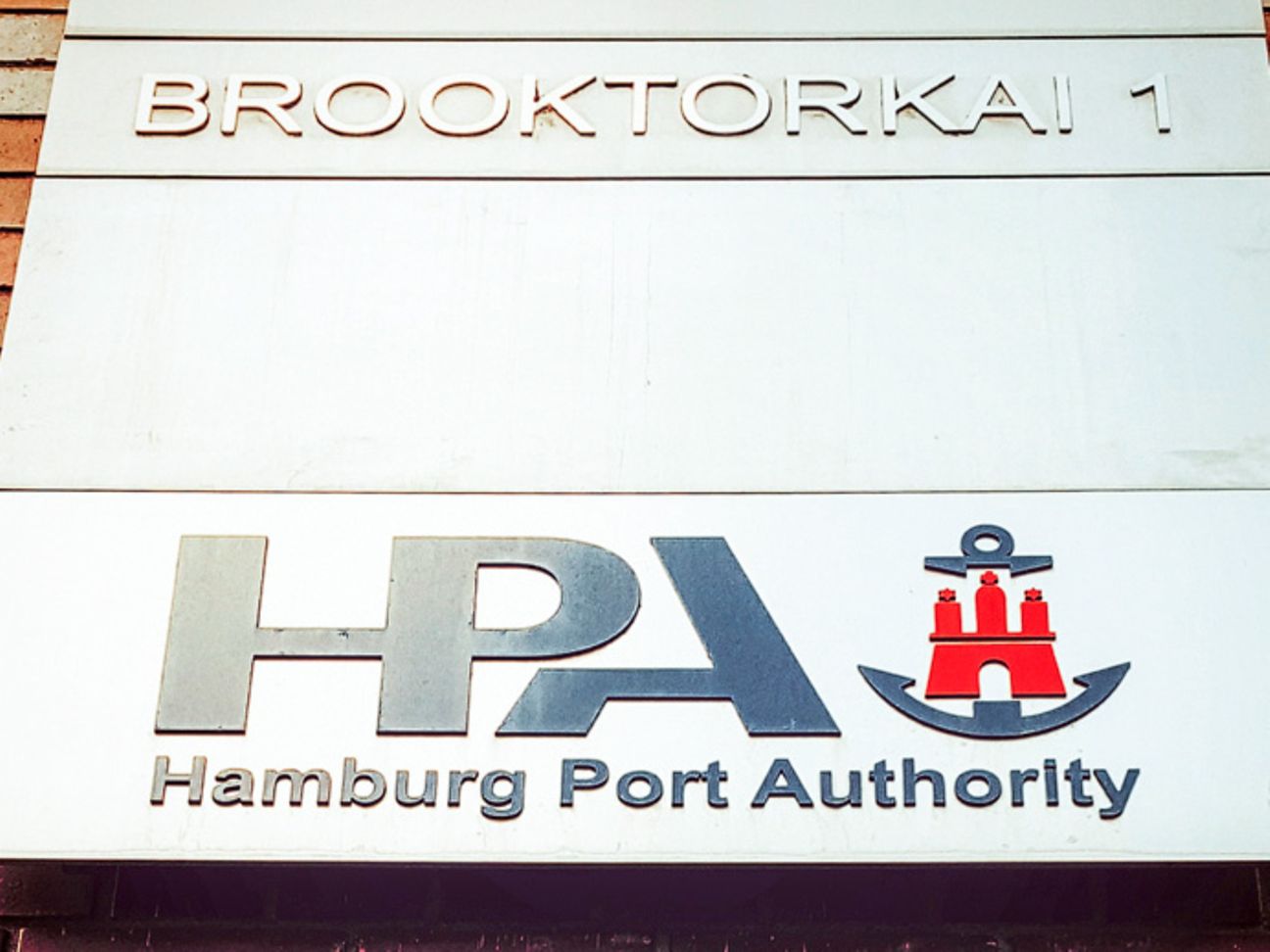 Schild der Hamburg Port Authority.