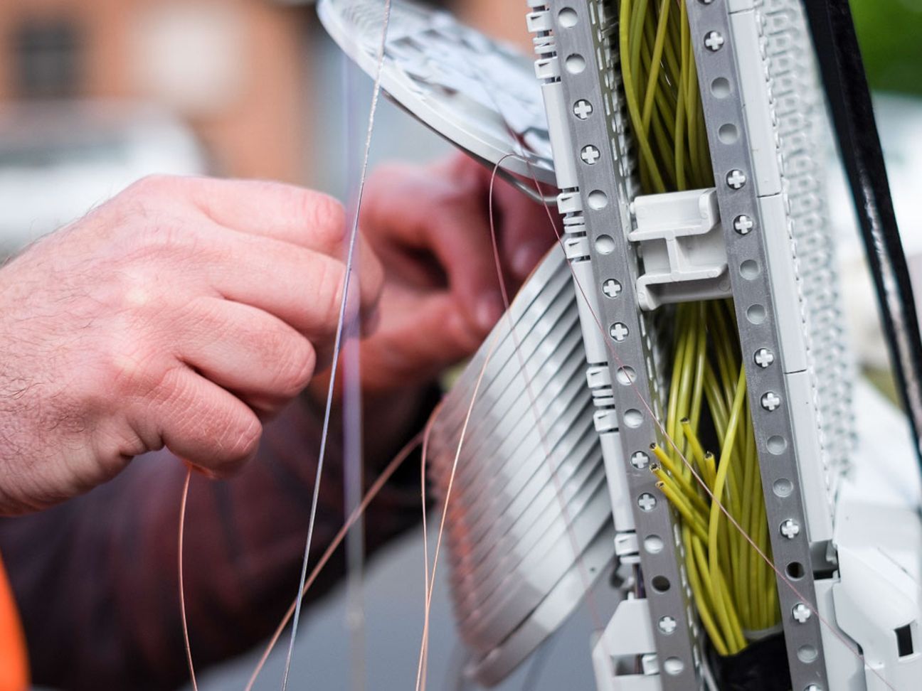 Ein Techniker arbeitet am Breitband-Ausbau.