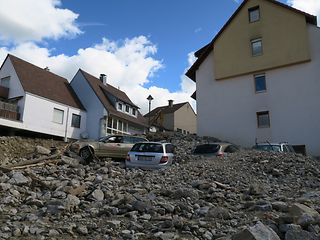 Verwüstete Straße nach dem Hochwasser.