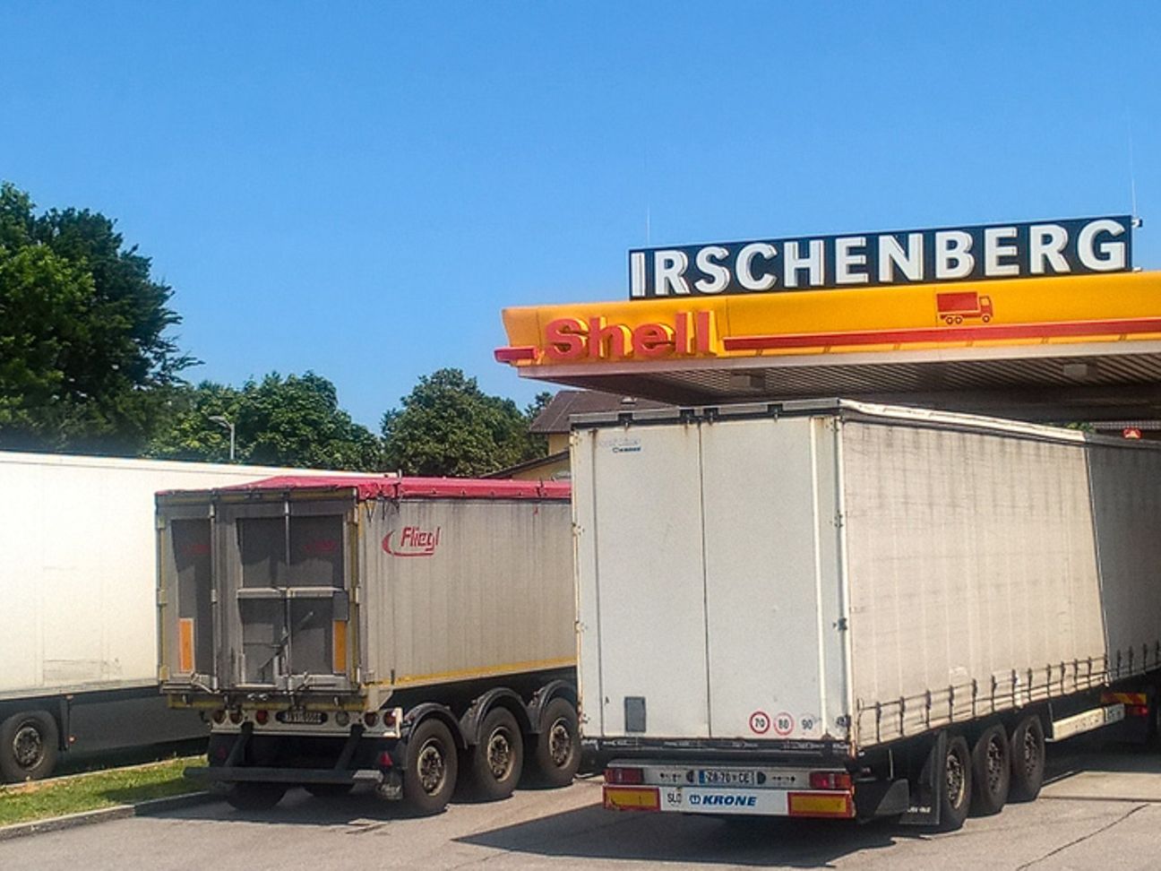 An der Tankstelle des Irschenberg warten die Lkws.