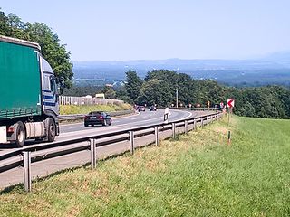 Autos und Lkws auf der Straße.