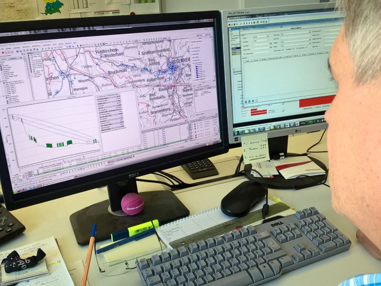 Toni Baumann arbeitet mit der Höhengrafik des Irschenbergs am Monitor.