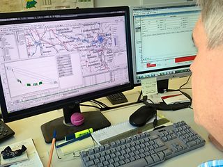 Toni Baumann arbeitet mit der Höhengrafik des Irschenbergs am Monitor.