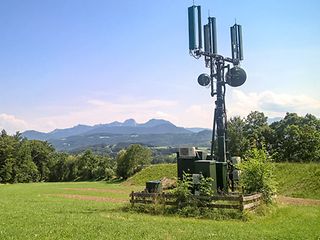 Eine Antenne vor Bergpanorama.