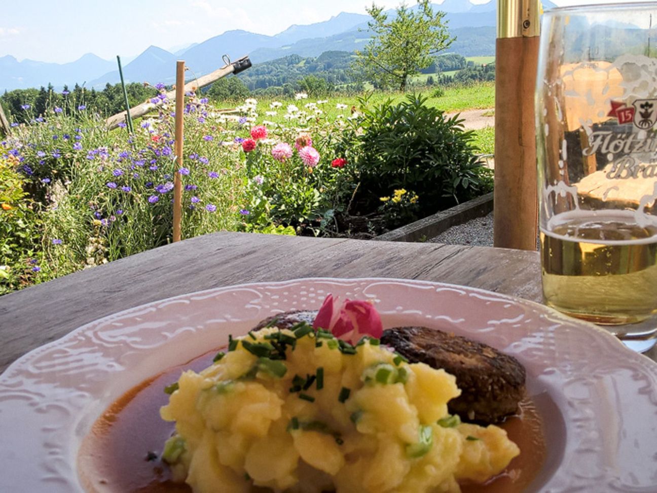 Mittagessen und Getränke auf einem Tisch.