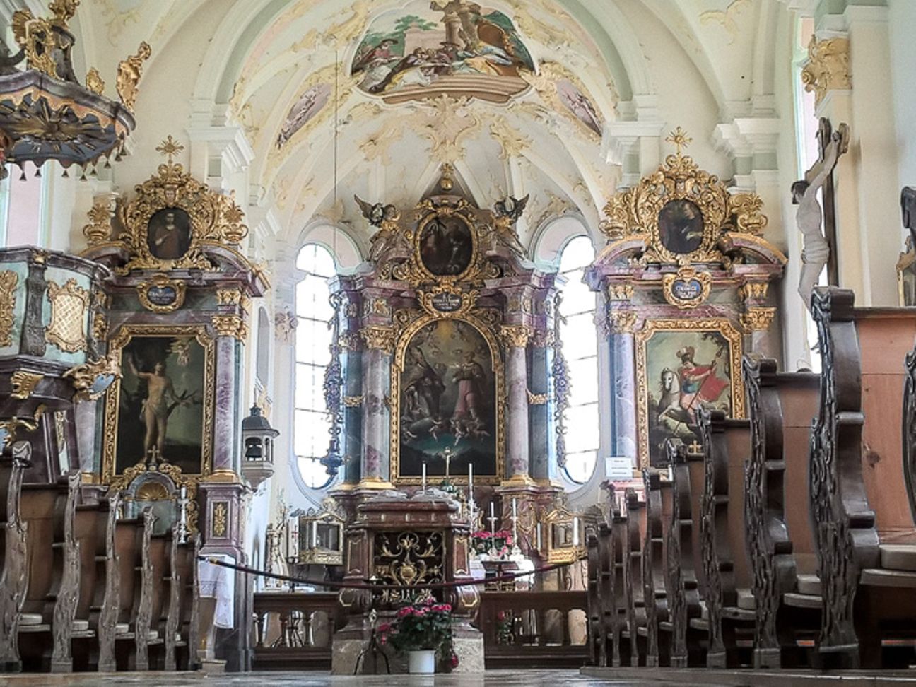 Das Innere der Kirche Wilparting.