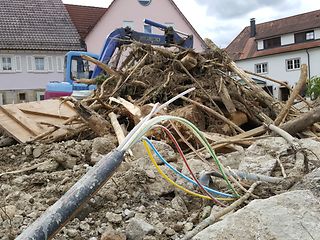 Ein gerissenes Kabel inmitten einer Schutthalde.