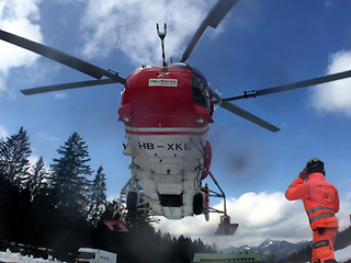 Hubschrauber beim Landeanflug.