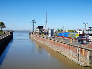 Ein Kanal, der ins Meer mündet.