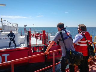 Die Elblotsen unterhalten sich auf dem Schiff.