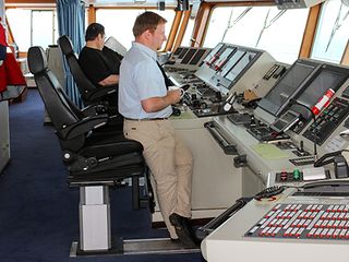 Kontrollszene an Bord eines Schiffes.