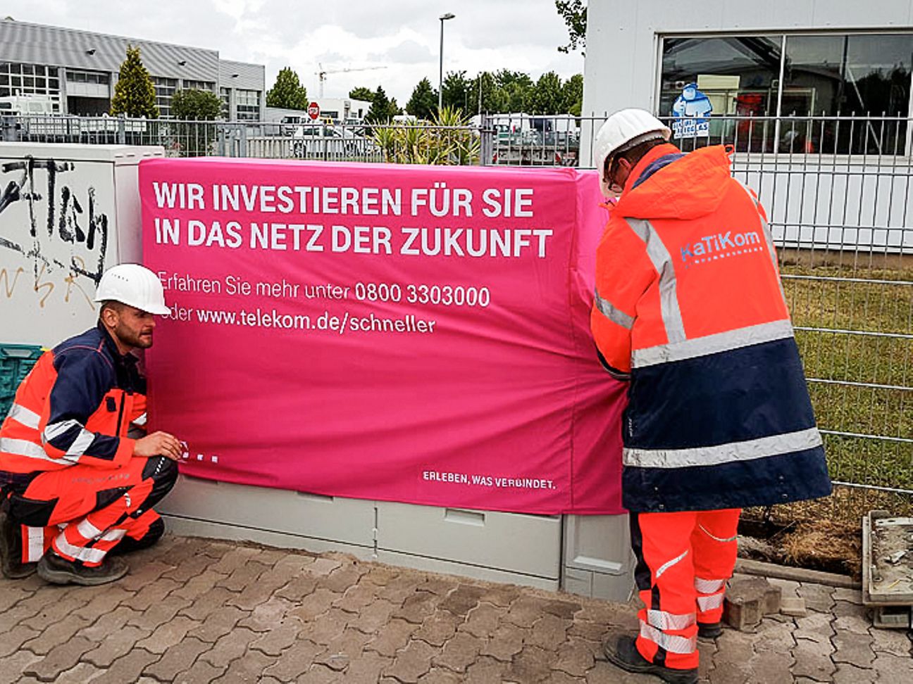 Techniker arbeiten am Breibandausbau in Magdeburg.