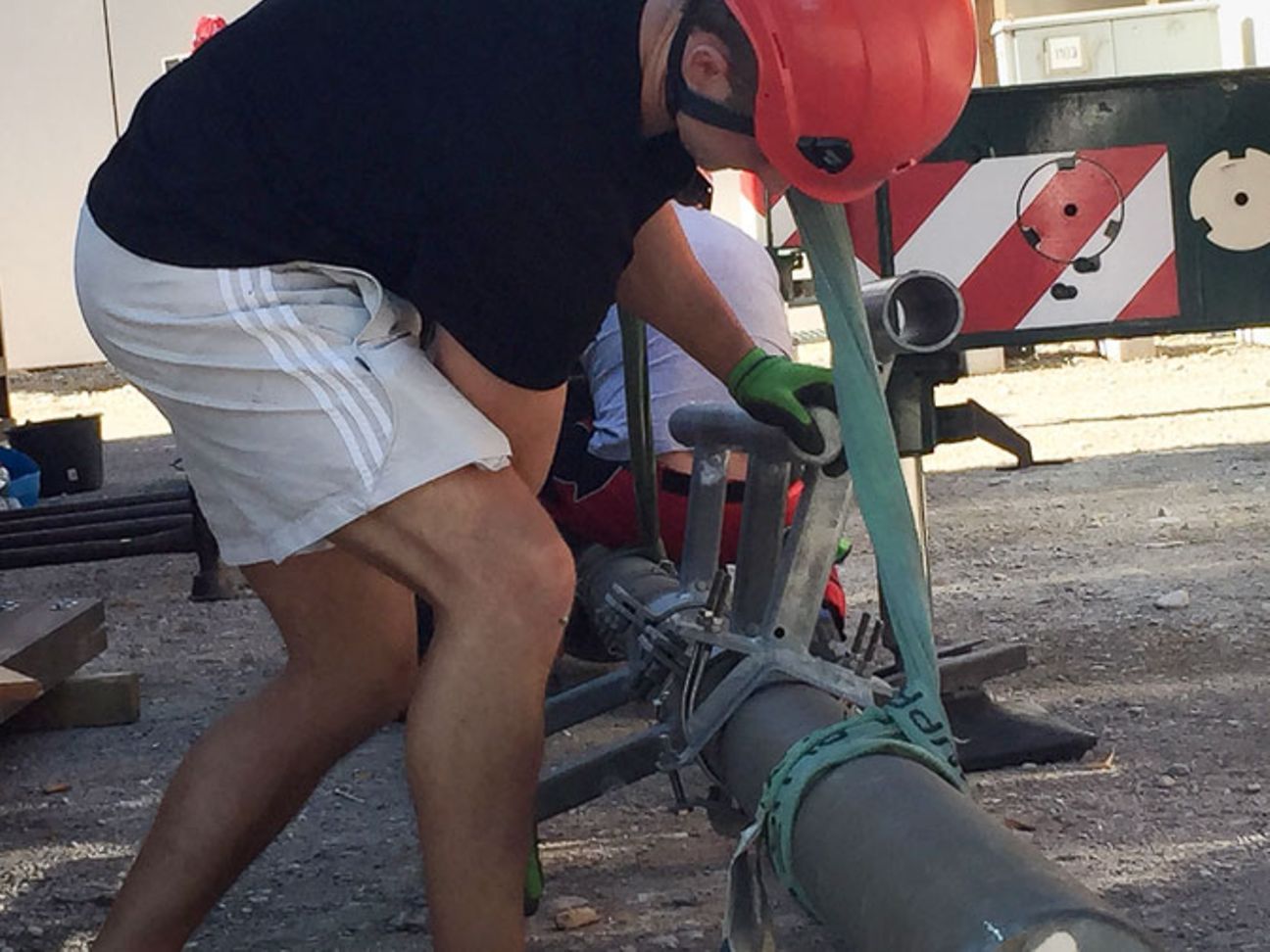 Ein Techniker arbeitet am Aufbau des Mobilfunks für die Wiesn.
