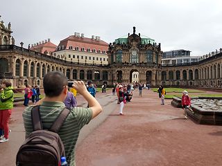 Ein Tourist macht Fotos in Dresden.