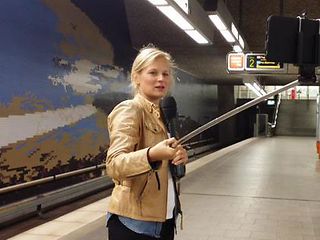Moderatorin Wiebke steht im U-Bahn-Tunnel.